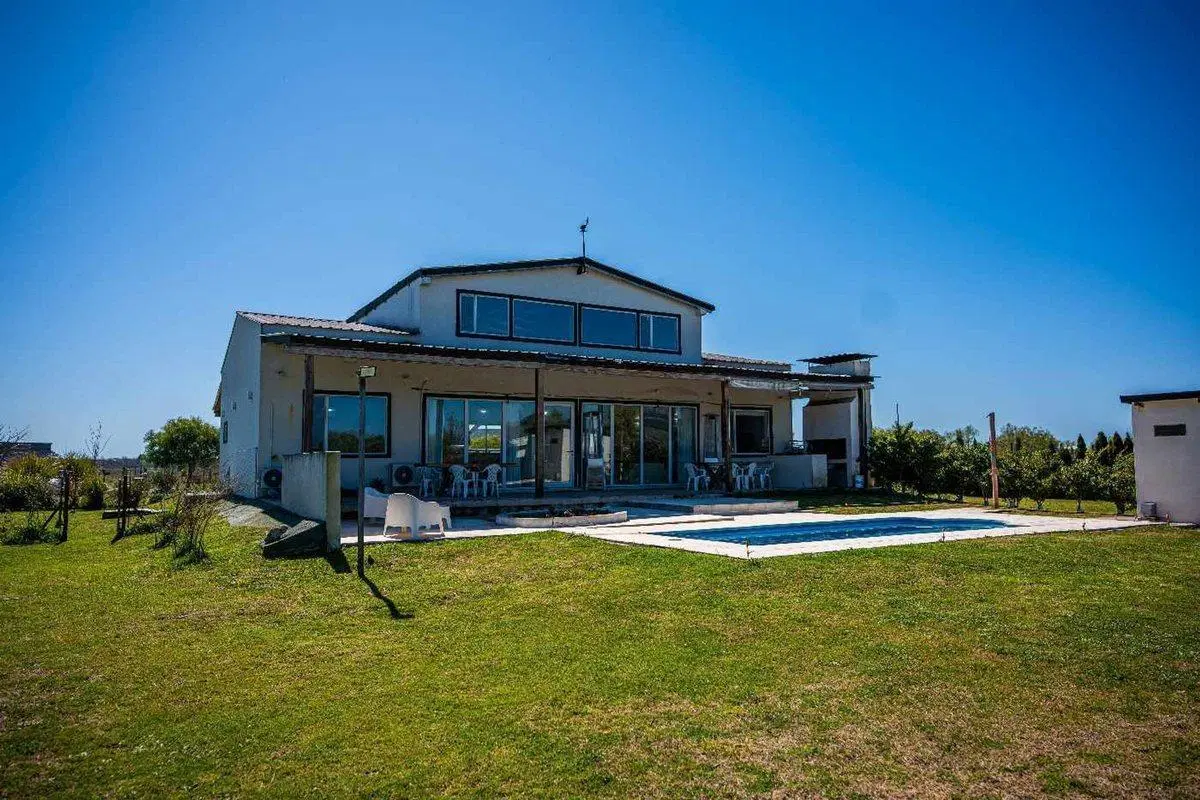 Casa s/lote 2600 mt2. Losa radiante. Pileta clim. 4