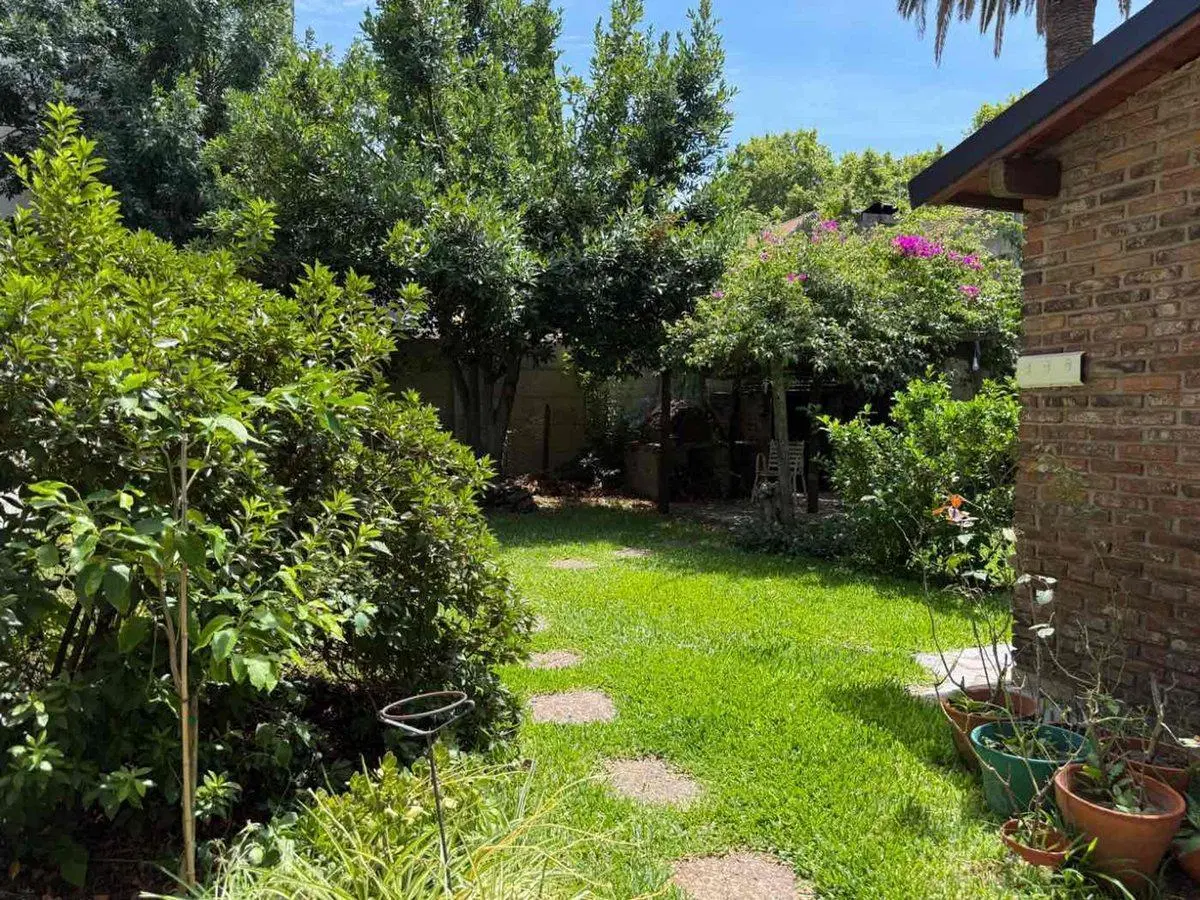 Casa de una planta con altillo y jardín Martinez 3