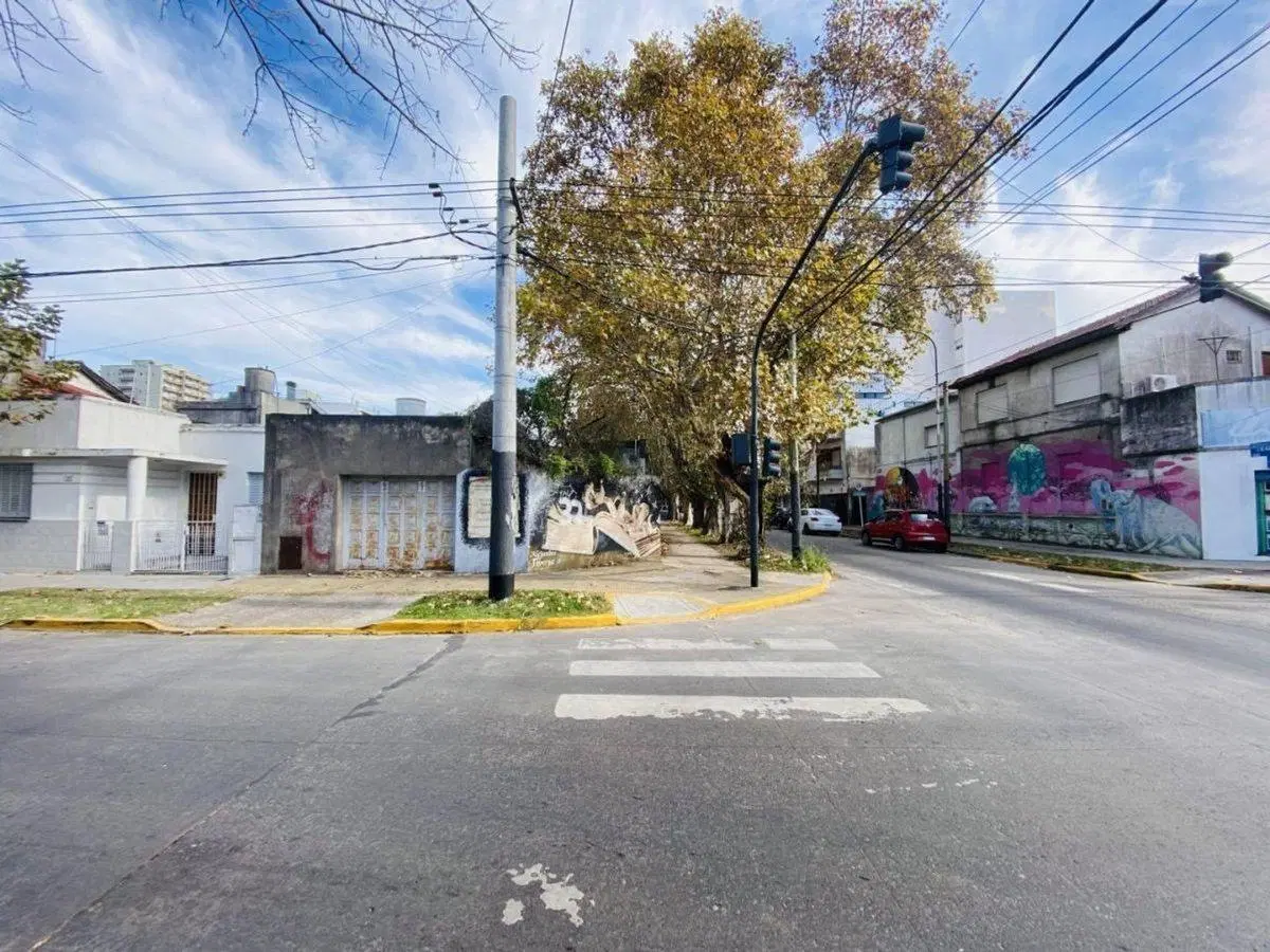 Venta lote en Esquina Caseros 3