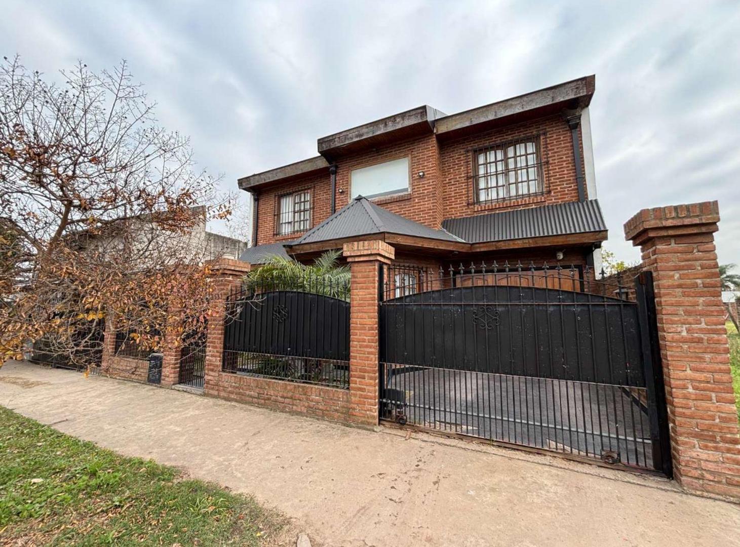 VENTA CASA 6 AMB - JARDIN Y PILETA