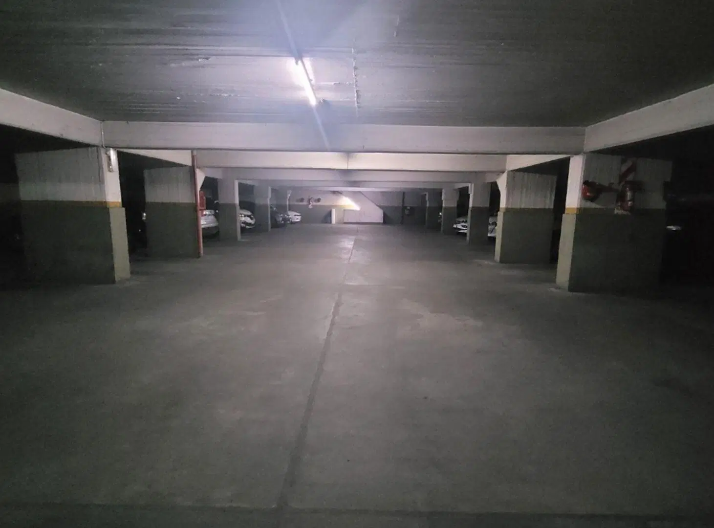 Cochera. Edificio con seguridad, portón automático 3