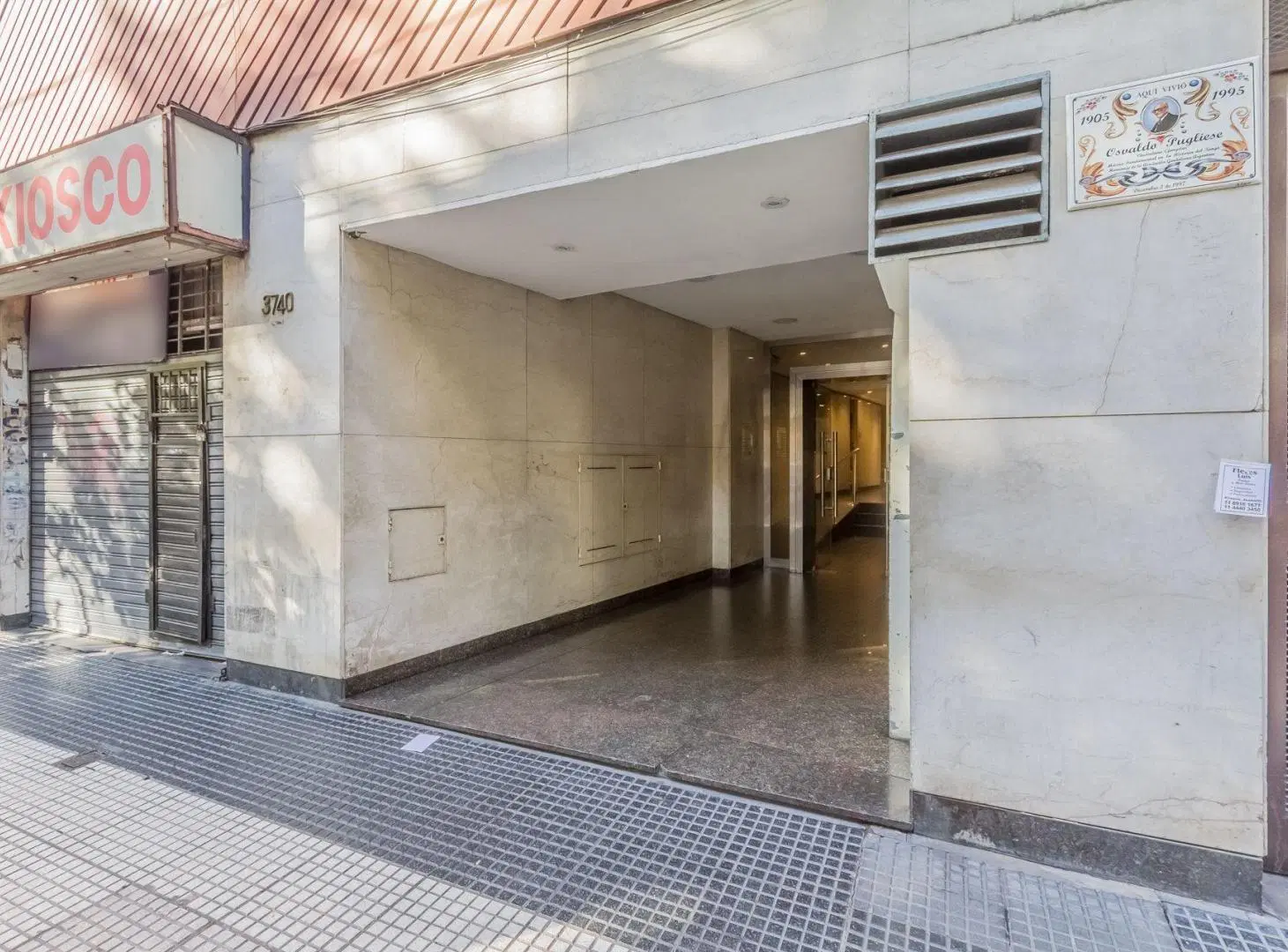 Cochera. Edificio con seguridad, portón automático 5