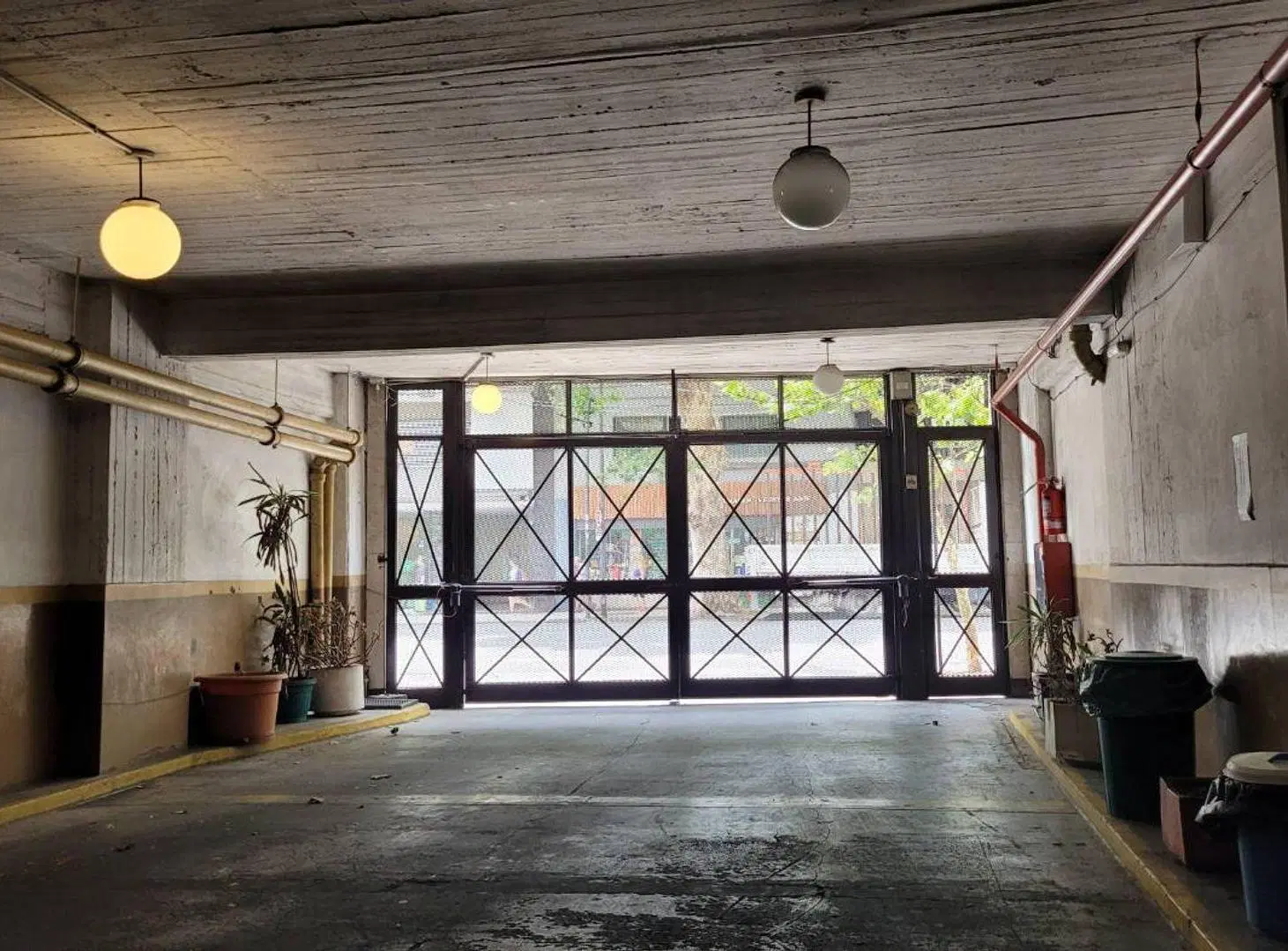 Cochera. Edificio con seguridad, portón automático 4