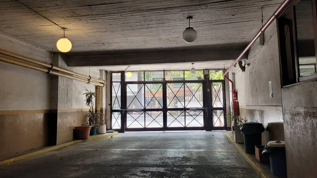 Cochera. Edificio con seguridad, portón automático 3