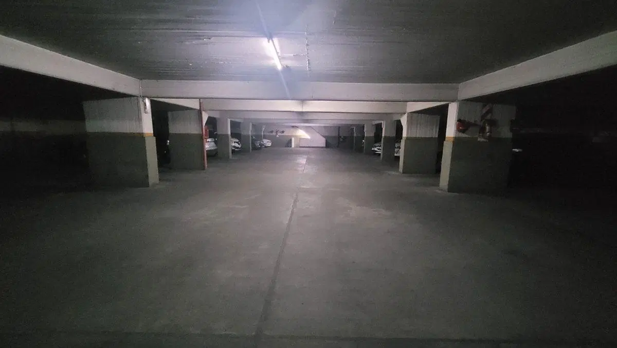 Cochera. Edificio con seguridad, portón automático 4