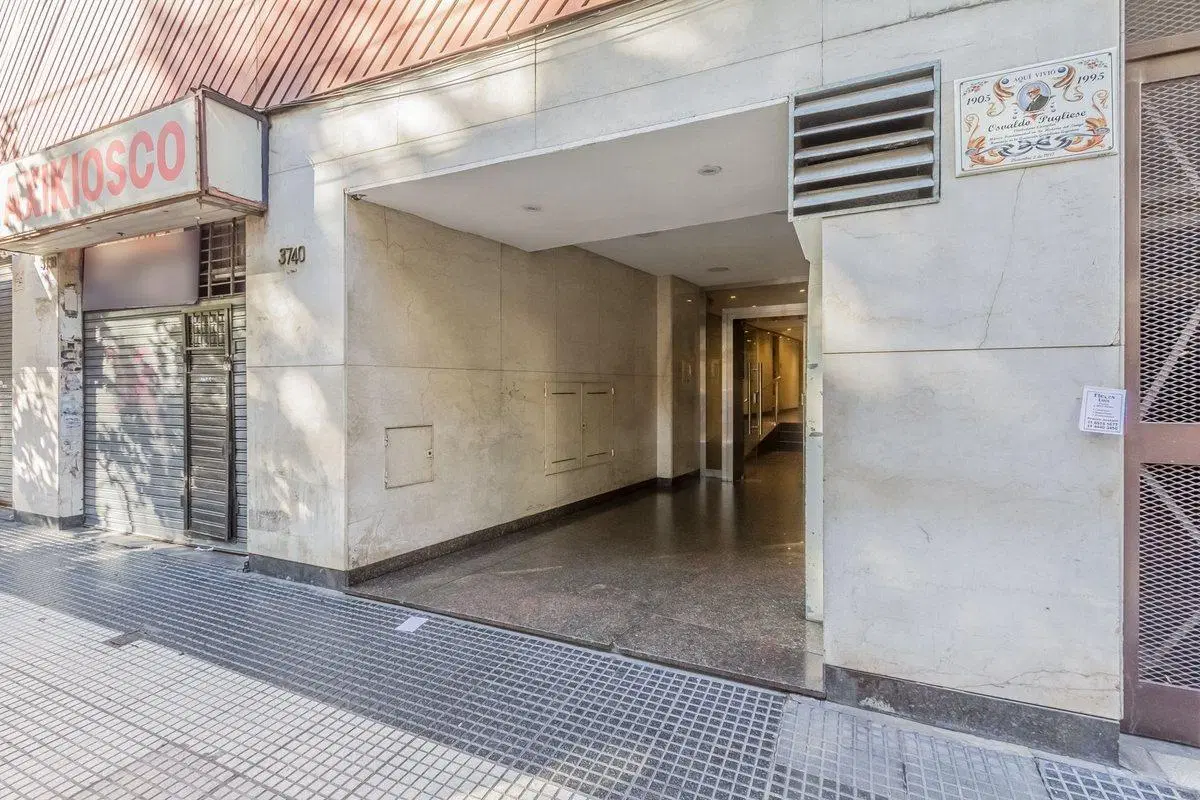 Cochera. Edificio con seguridad, portón automático 2