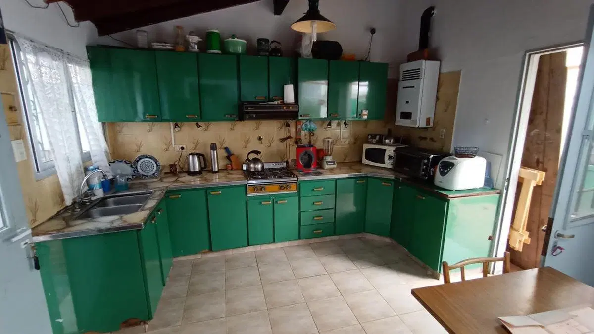 Vende casa de 5 amb. con pileta en Villa Adelina 5