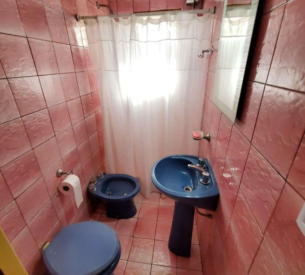 Vende casa de 5 amb. con pileta en Villa Adelina 2
