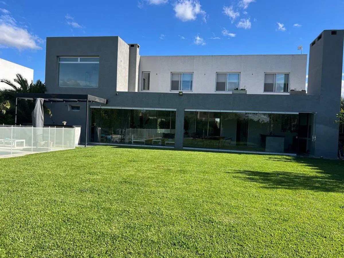 Excelente casa super funcional con 4 dormitorios. 4