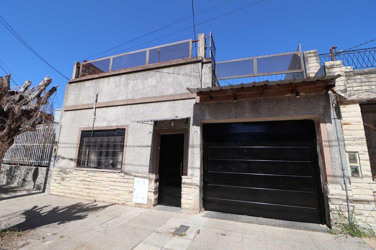CASA 3 AMBIENTES CON TERRAZA Y DOS COCHERAS