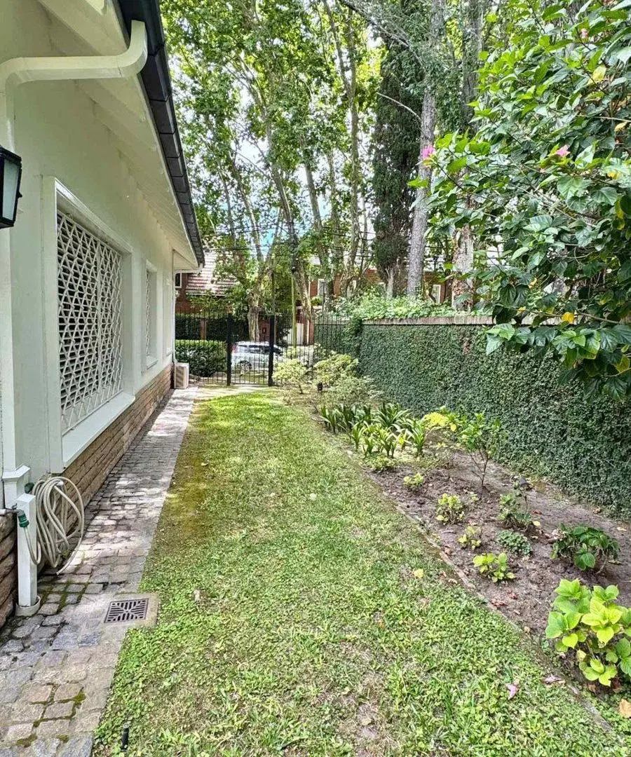 Venta casa en Acassuso con jardin/pileta/garage. 5