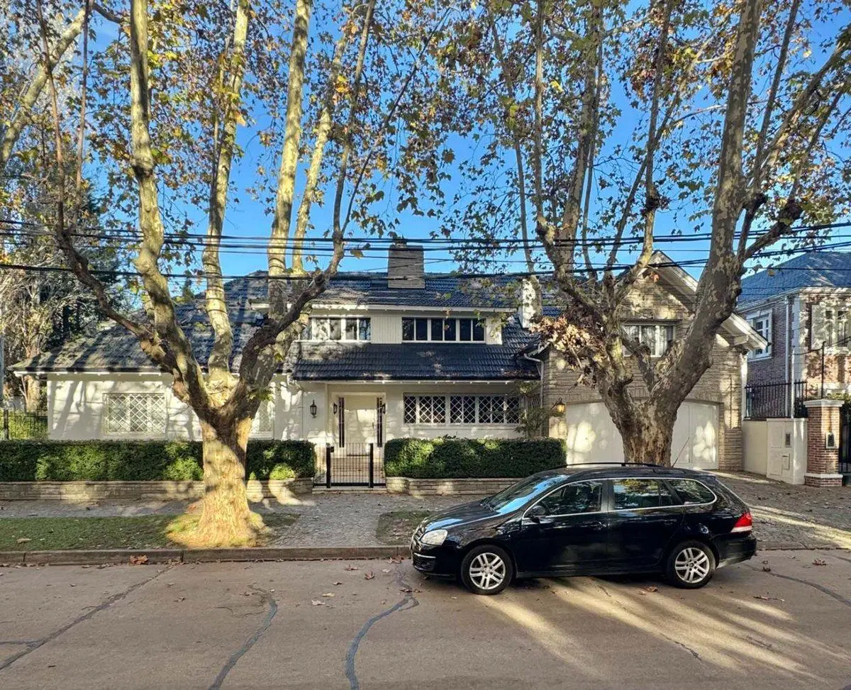 Venta casa en Acassuso con jardin/pileta/garage. 2