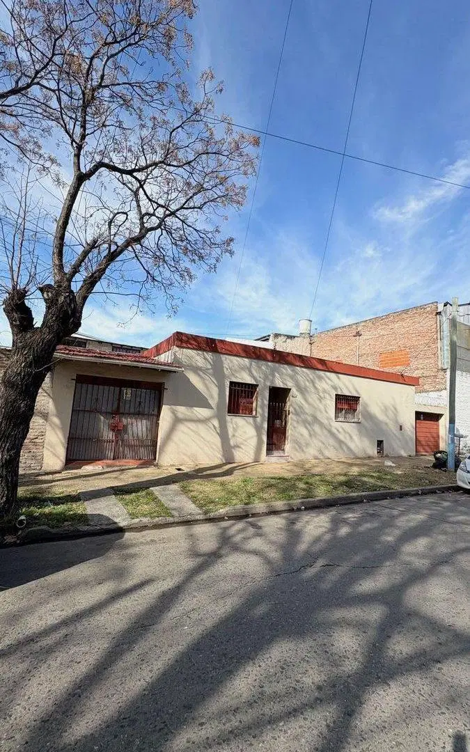 Venta casa gran lote en Chilavert 8