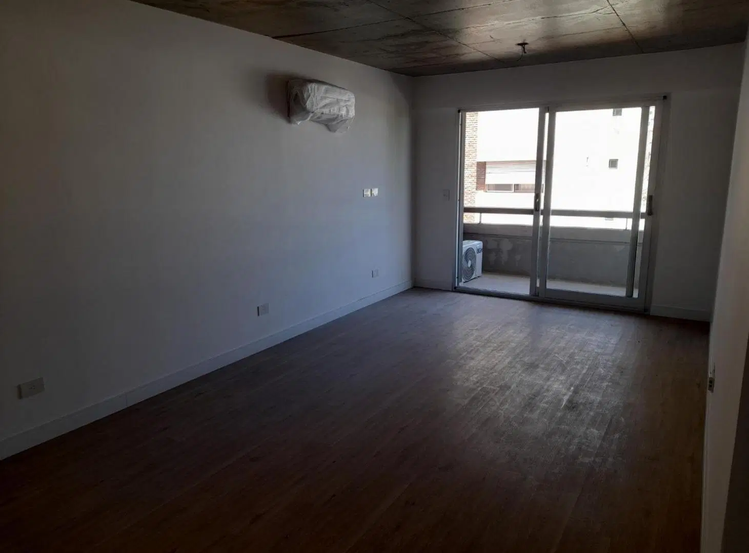 2 Ambientes con cochera y balcón. 2