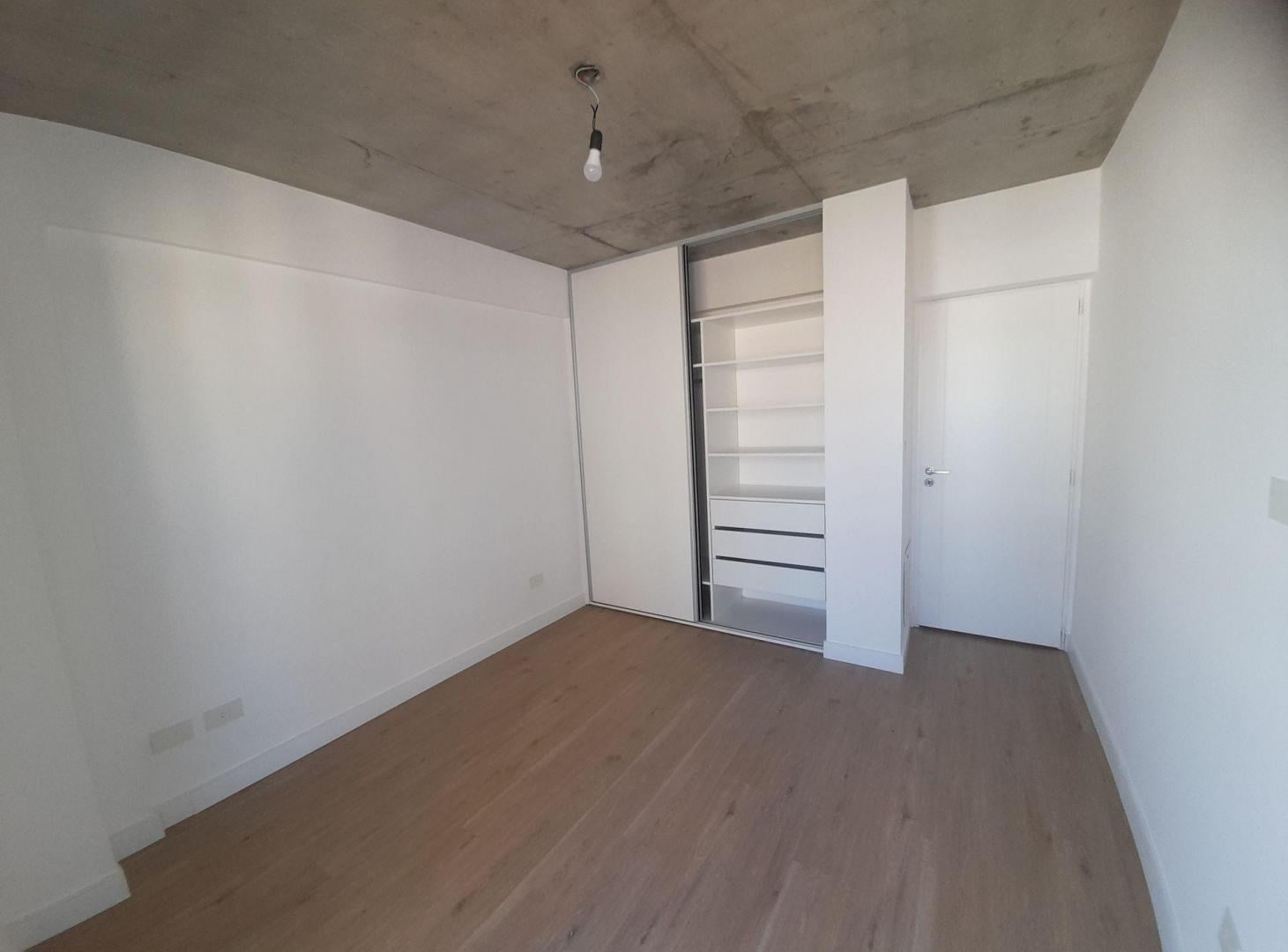 2 Ambientes con cochera y balcón.