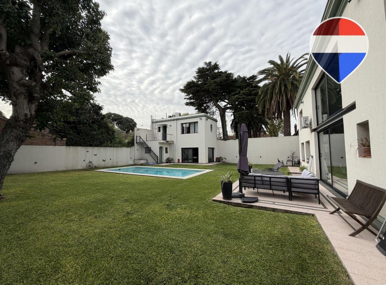 VENTA CASA EN MARTINEZ CON JARDIN PILETA QUINCHO