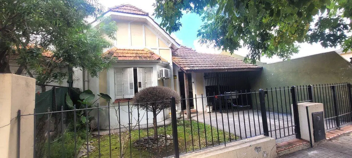 Venta casa con jardin, Ramos Mejia 2