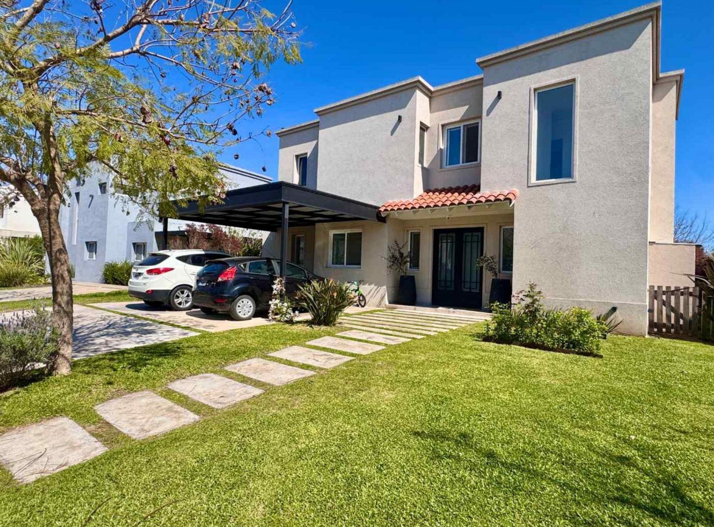 Casa en VISTAS, LOTE 700 mts PUERTOS DEL LAGO