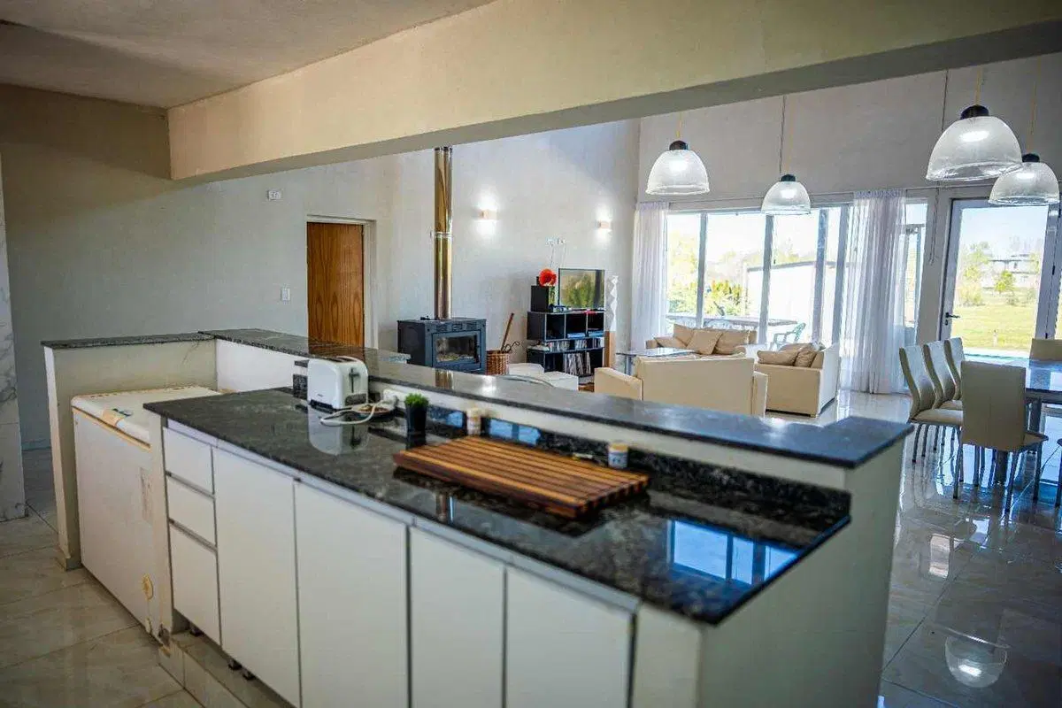 Casa s/lote 2600 mt2. Losa radiante. Pileta clim. 5