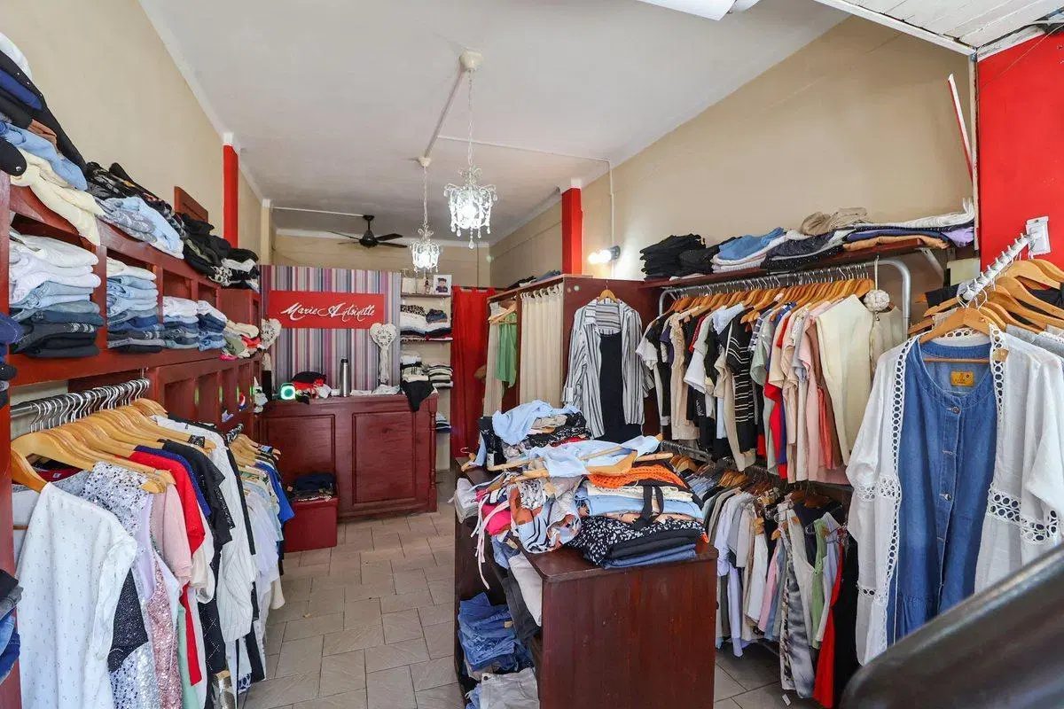 VENTA  2 LOCALES COMERCIALES Y CASA 5 amb / PARQUE 5