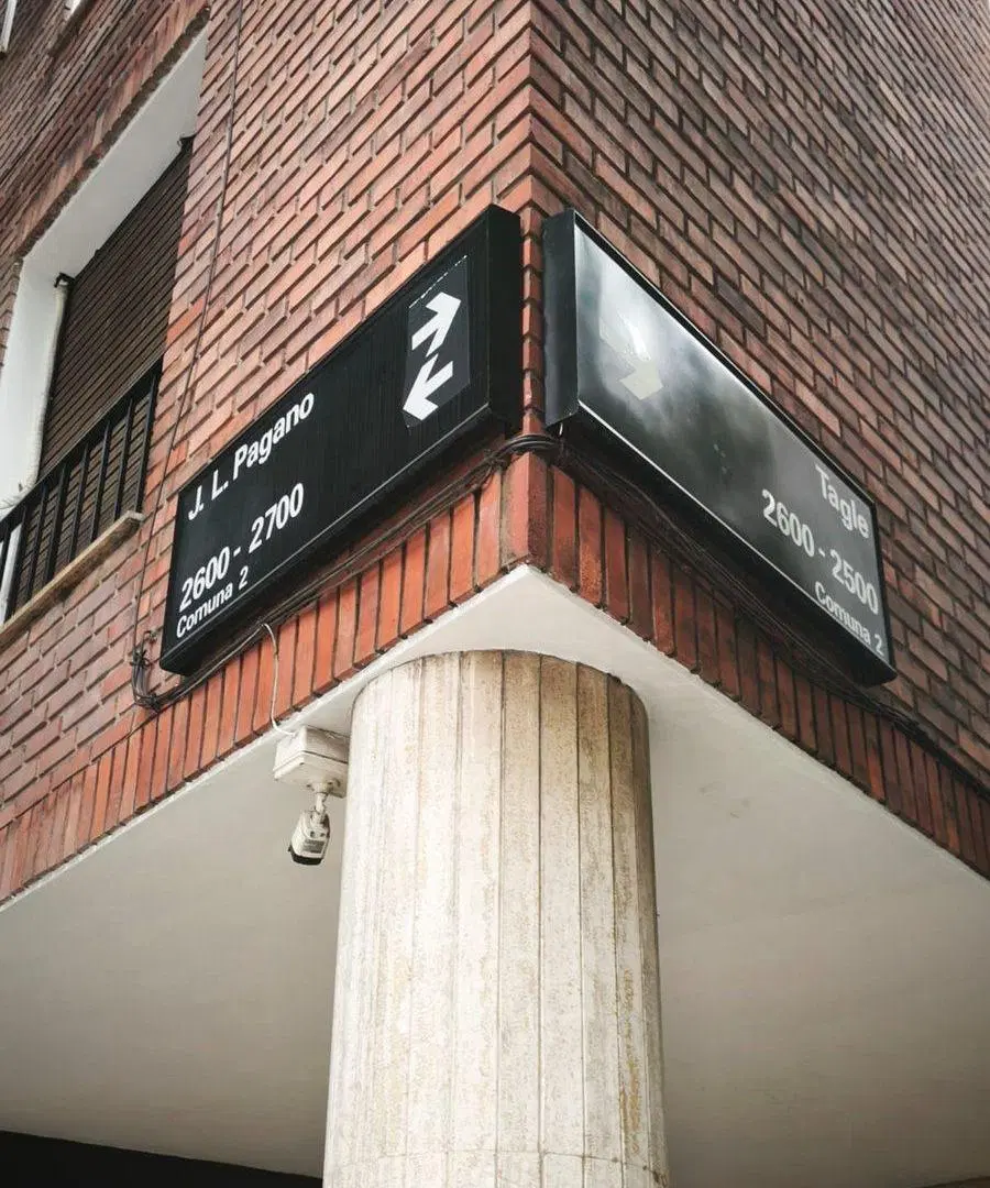 Departamento 4 ambientes al frente en esquina 8