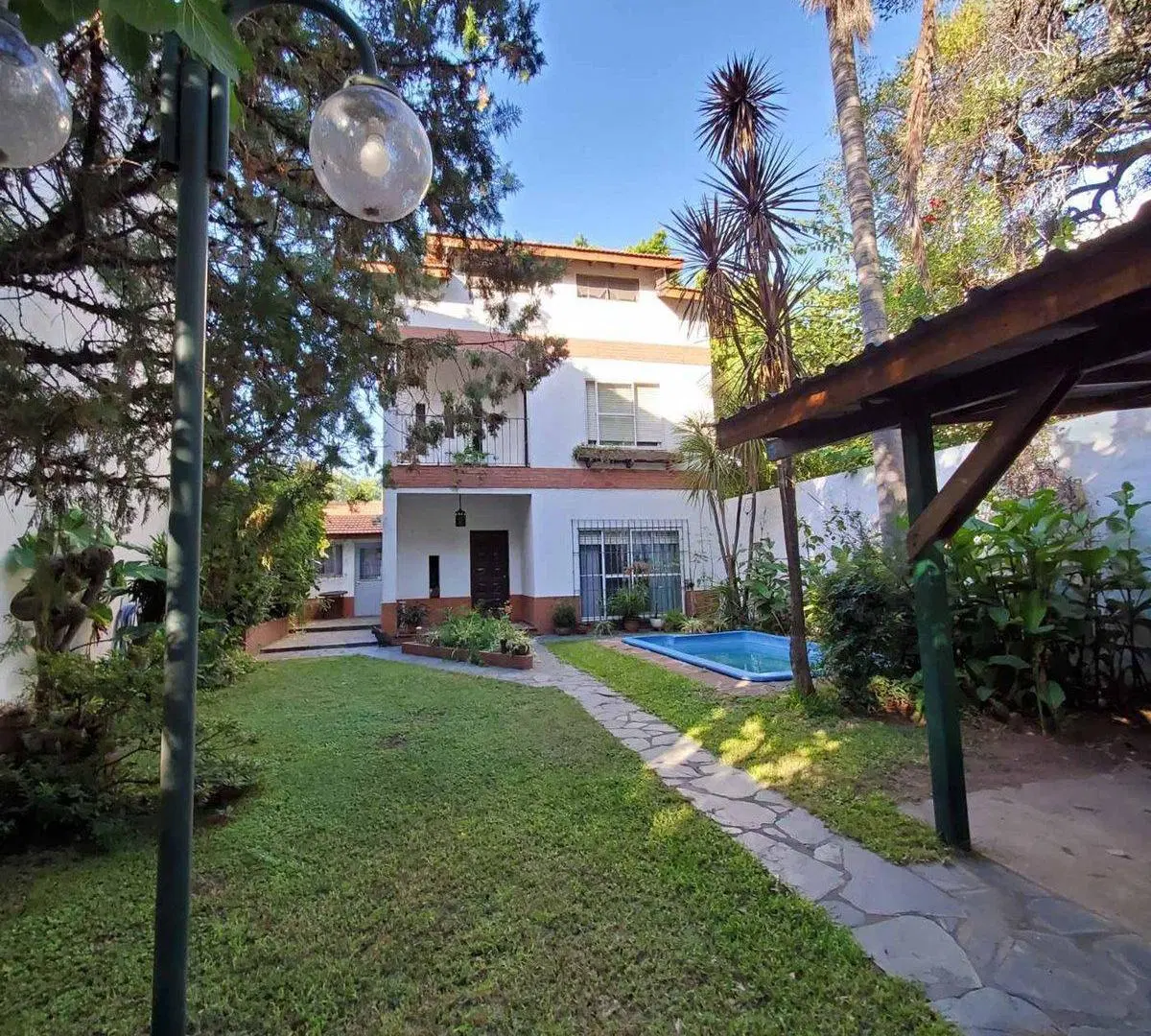 Vende casa de 5 amb. con pileta en Villa Adelina 3