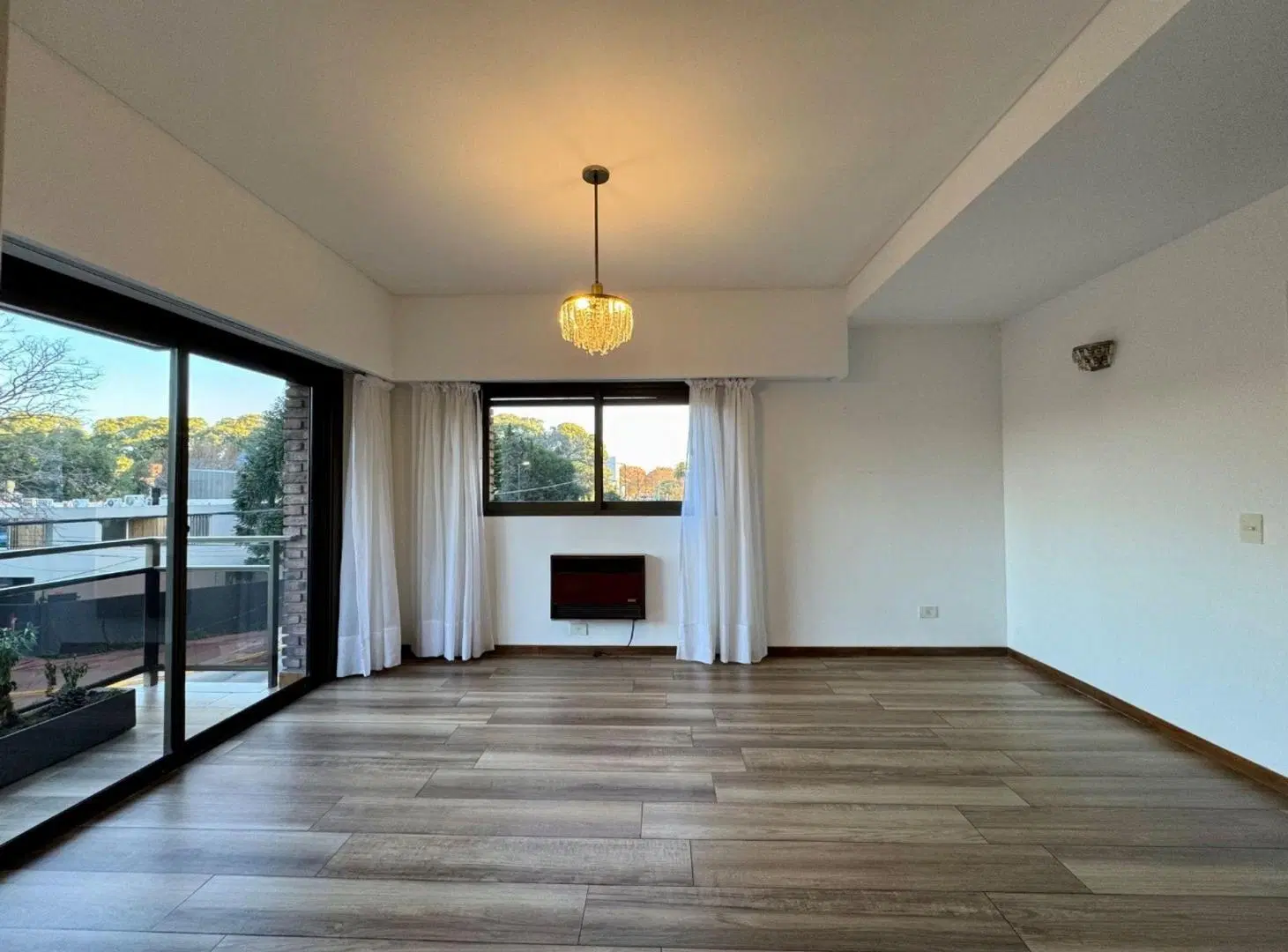 Piso completo con balcón y cochera - San Isidro 4