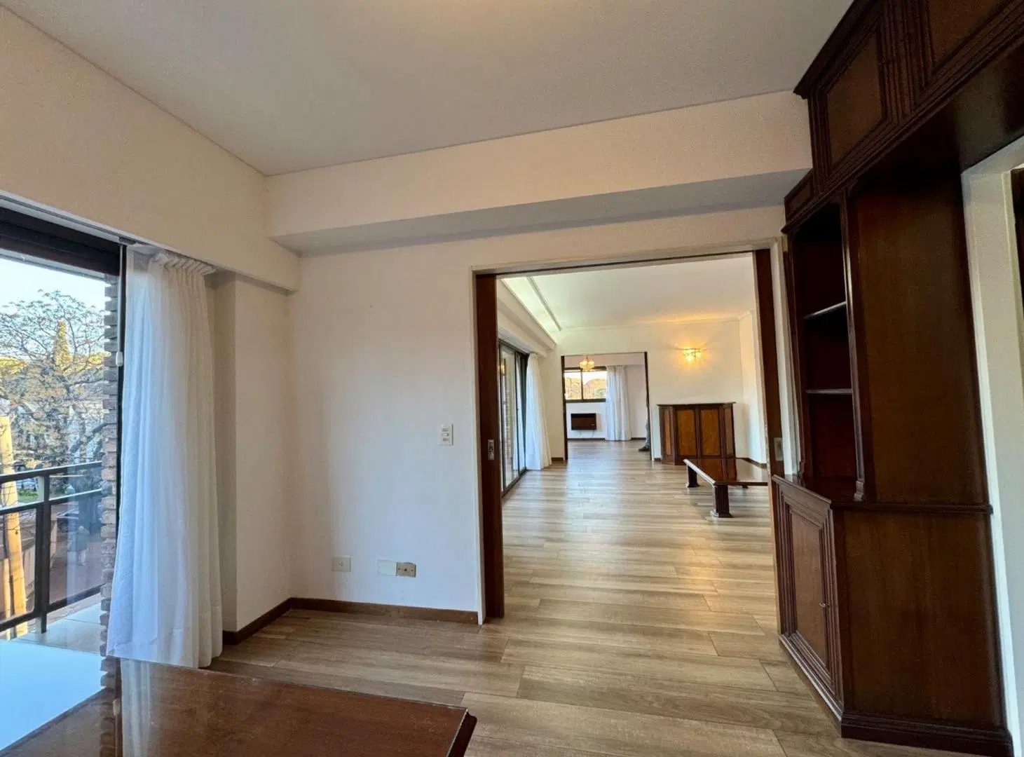 Piso completo con balcón y cochera - San Isidro 8