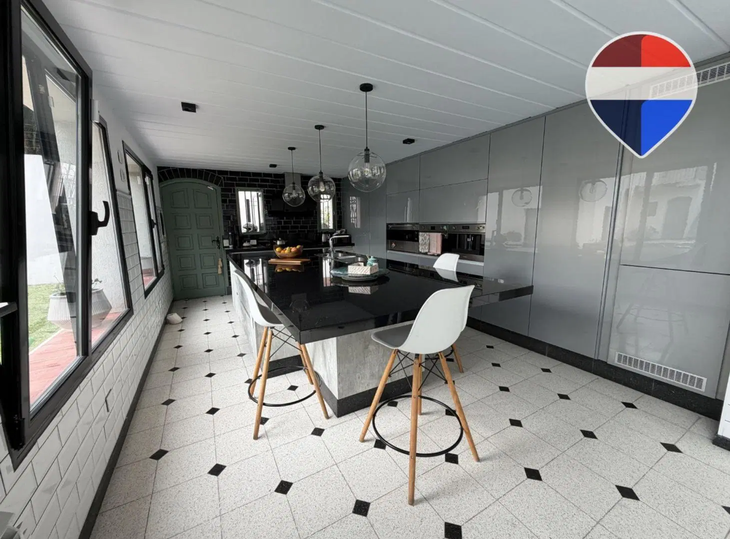 VENTA CASA EN MARTINEZ CON JARDIN PILETA QUINCHO 4