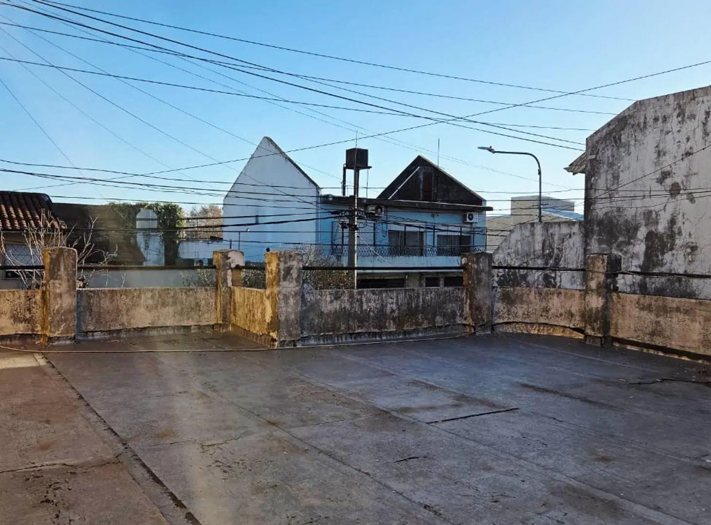 CASA CON PATIO Y TERRAZA EN CARAPACHAY 2