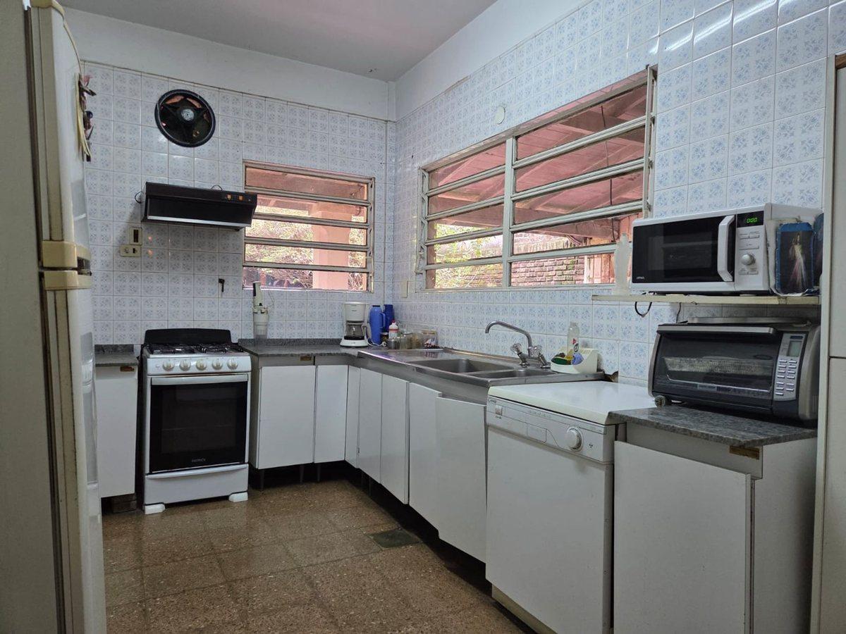 Foto de CASA 4 DORMITORIOS CON JARDIN Y COCHERA EN OLIVOS, imagen 3