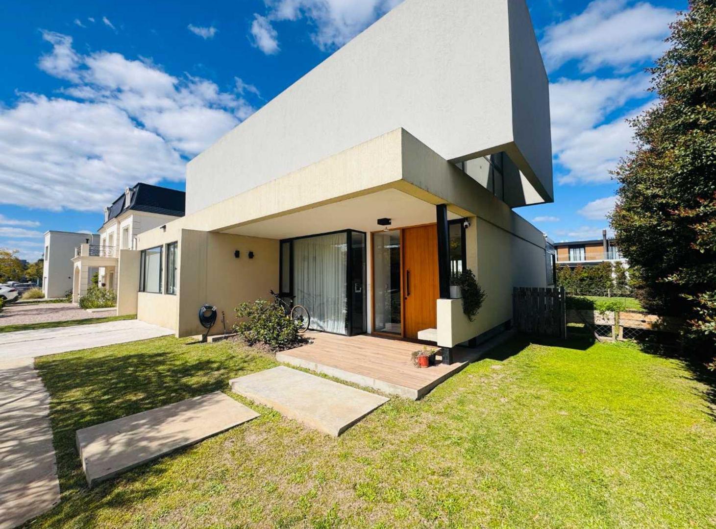 Foto de Casa en VISTAS, LOTE 717 mts y pileta climatizada, imagen 1
