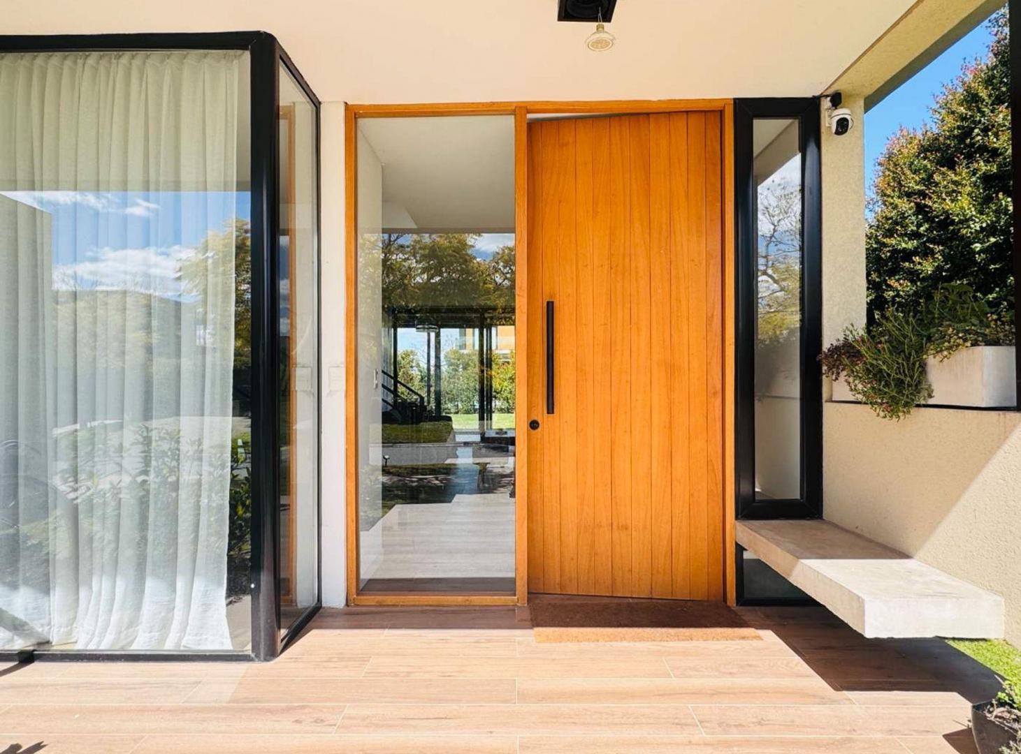 Foto de Casa en VISTAS, LOTE 717 mts y pileta climatizada, imagen 2
