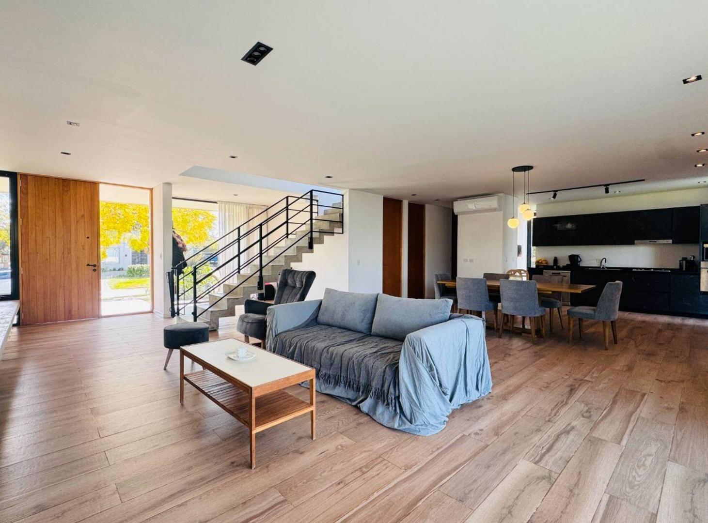 Foto de Casa en VISTAS, LOTE 717 mts y pileta climatizada, imagen 5