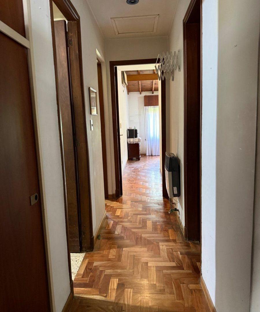 Foto de Casa de una planta con altillo y jardín Martinez, imagen 1