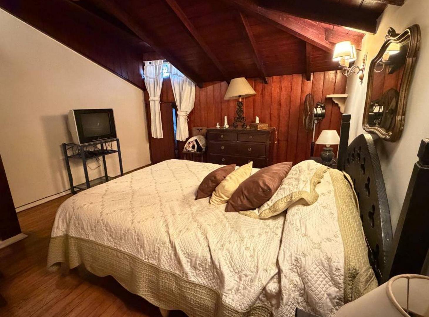 Foto de Casa sobre doble frente con piscina y quincho, imagen 1