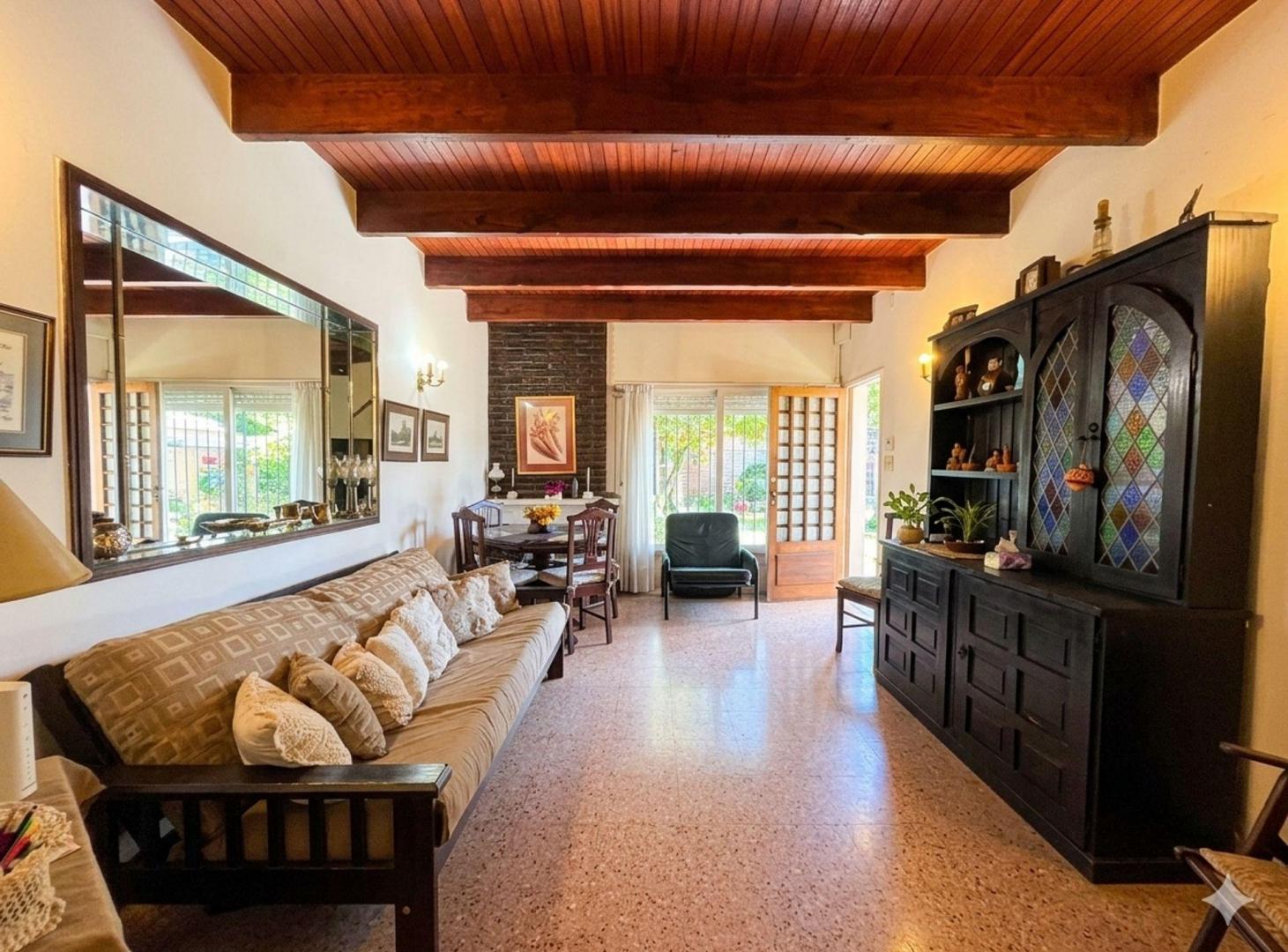 Foto de Casa sobre doble frente con piscina y quincho, imagen 2