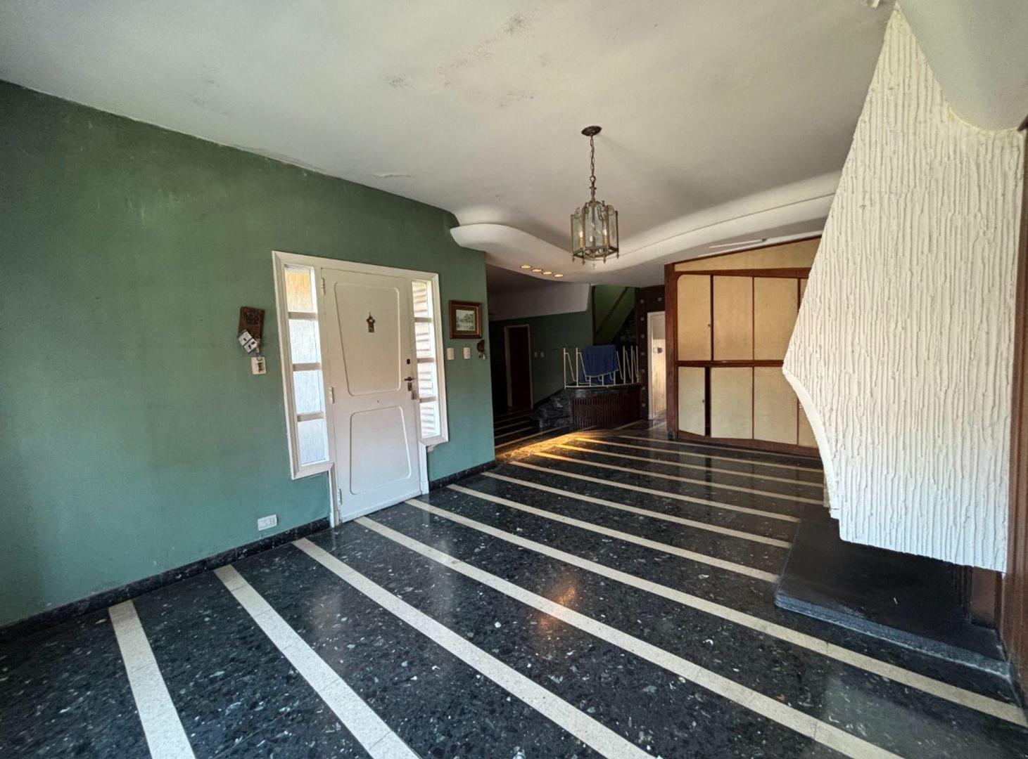 Foto de VENTA CASA 6 AMB - V. SARMIENTO - QUINCHO Y PILETA, imagen 3