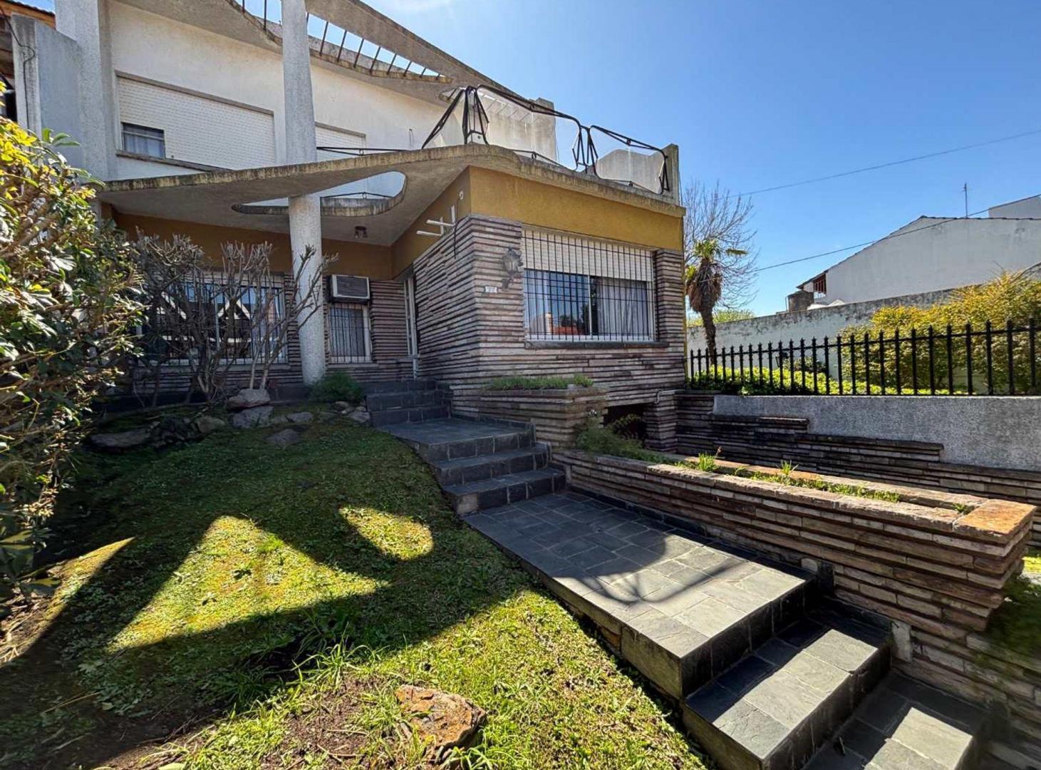 Foto de VENTA CASA 6 AMB - V. SARMIENTO - QUINCHO Y PILETA, imagen 2