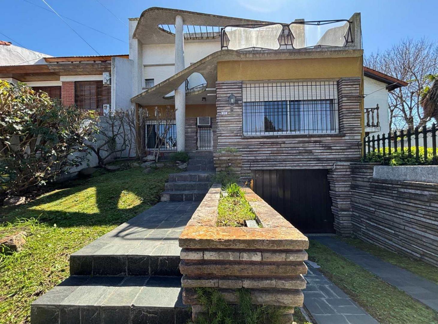 Foto de VENTA CASA 6 AMB - V. SARMIENTO - QUINCHO Y PILETA, imagen 1
