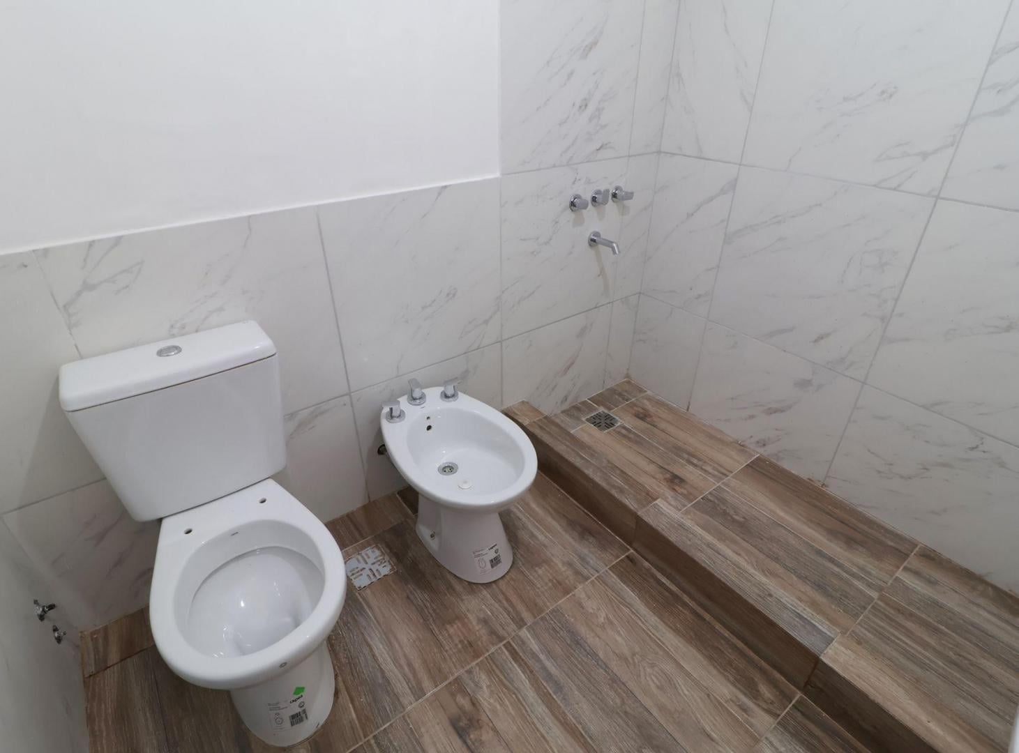Foto de VENTA DEPARTAMENTO SEMIPISO A ESTRENAR C COCHERA, imagen 2