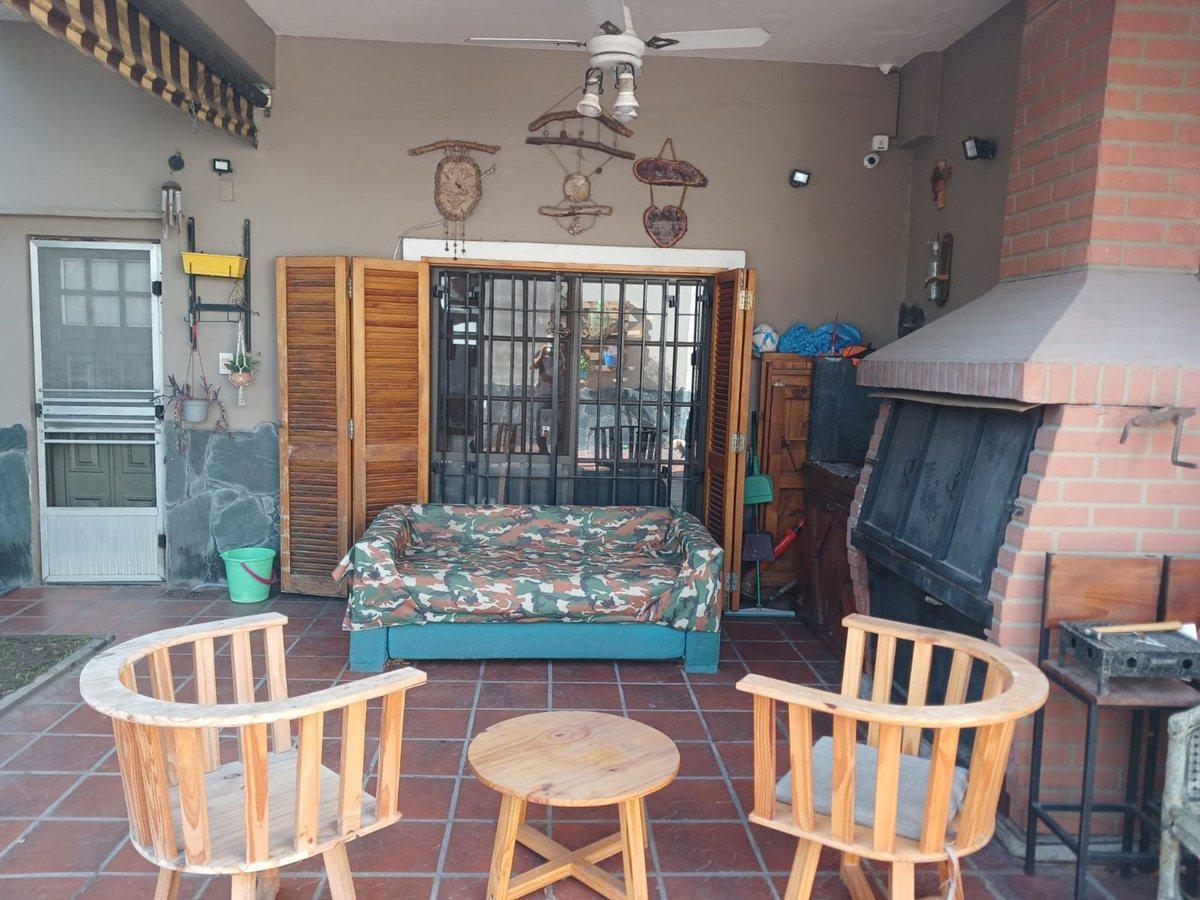 Foto de CASA CON JARDIN EN LANUS OESTE, imagen 1