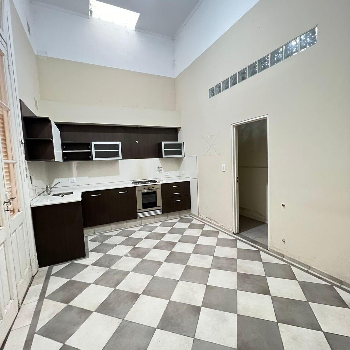 Montevideo 745 - Casa de 3 Dorm. o Mas 4