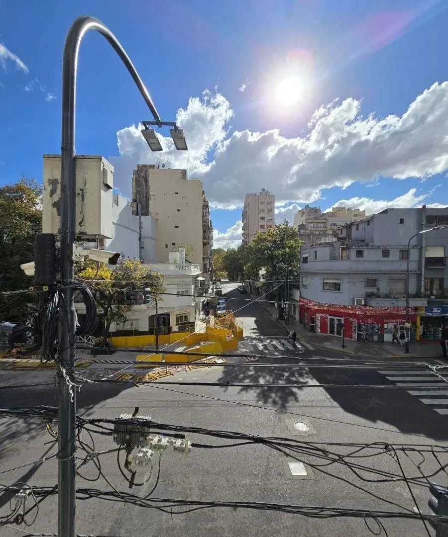3 ambientes al frente con balcón 5
