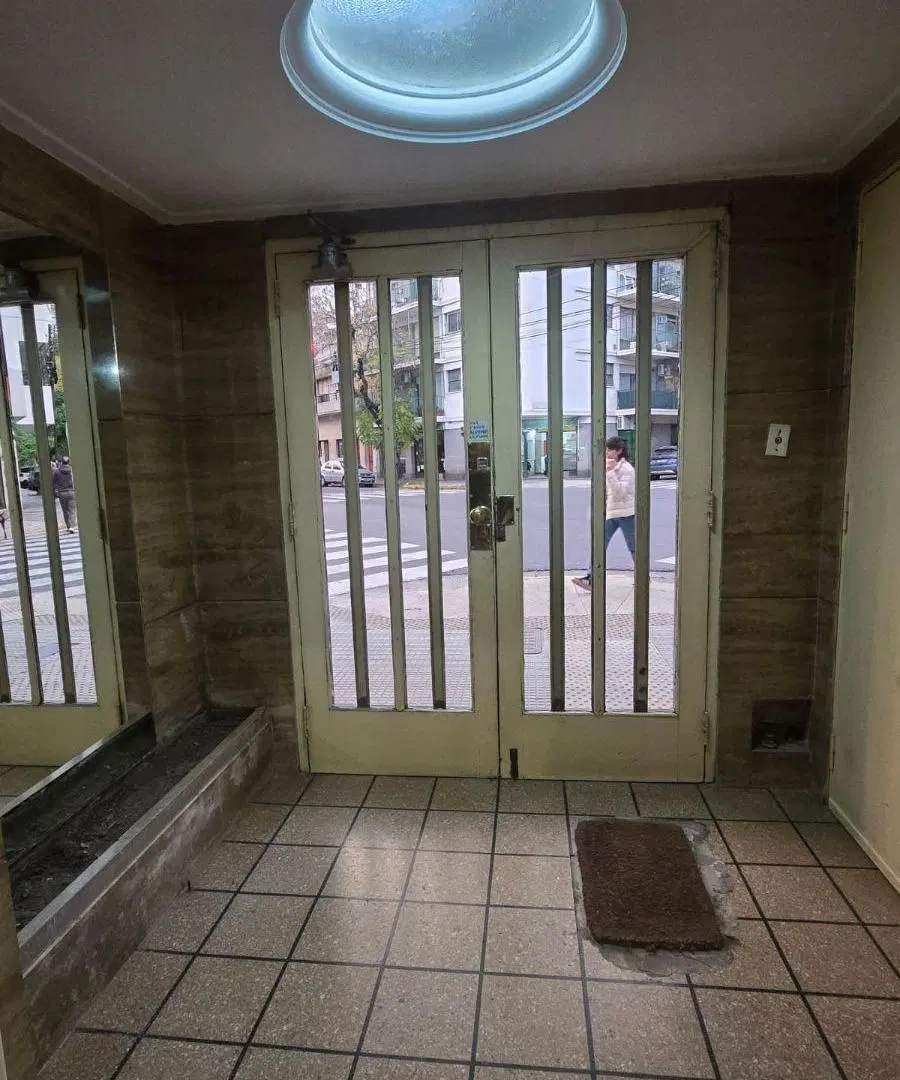 3 ambientes al frente por escalera . 3