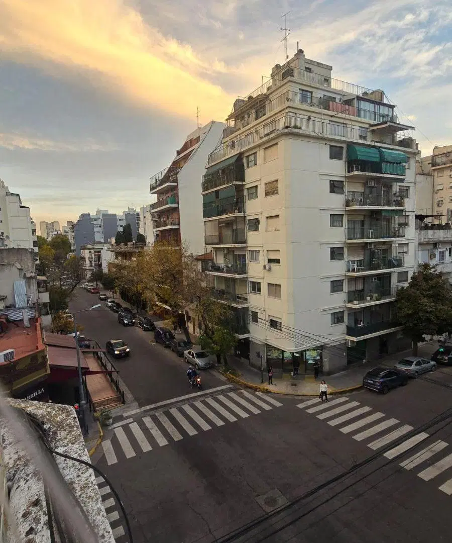 3 ambientes al frente por escalera . 1