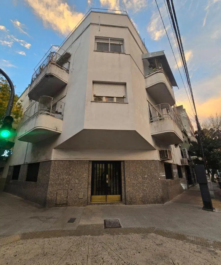 3 ambientes al frente por escalera . 2