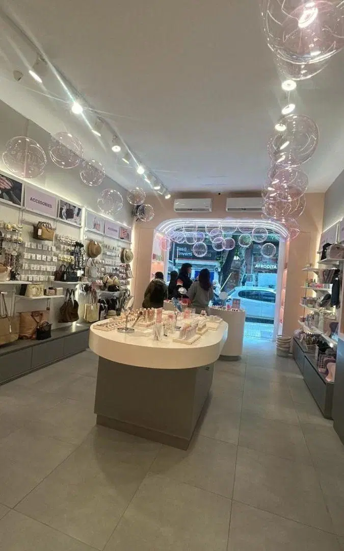 Excelente local comercial ubicado en la mejor cuadra de la Av. Santa Fe. 2