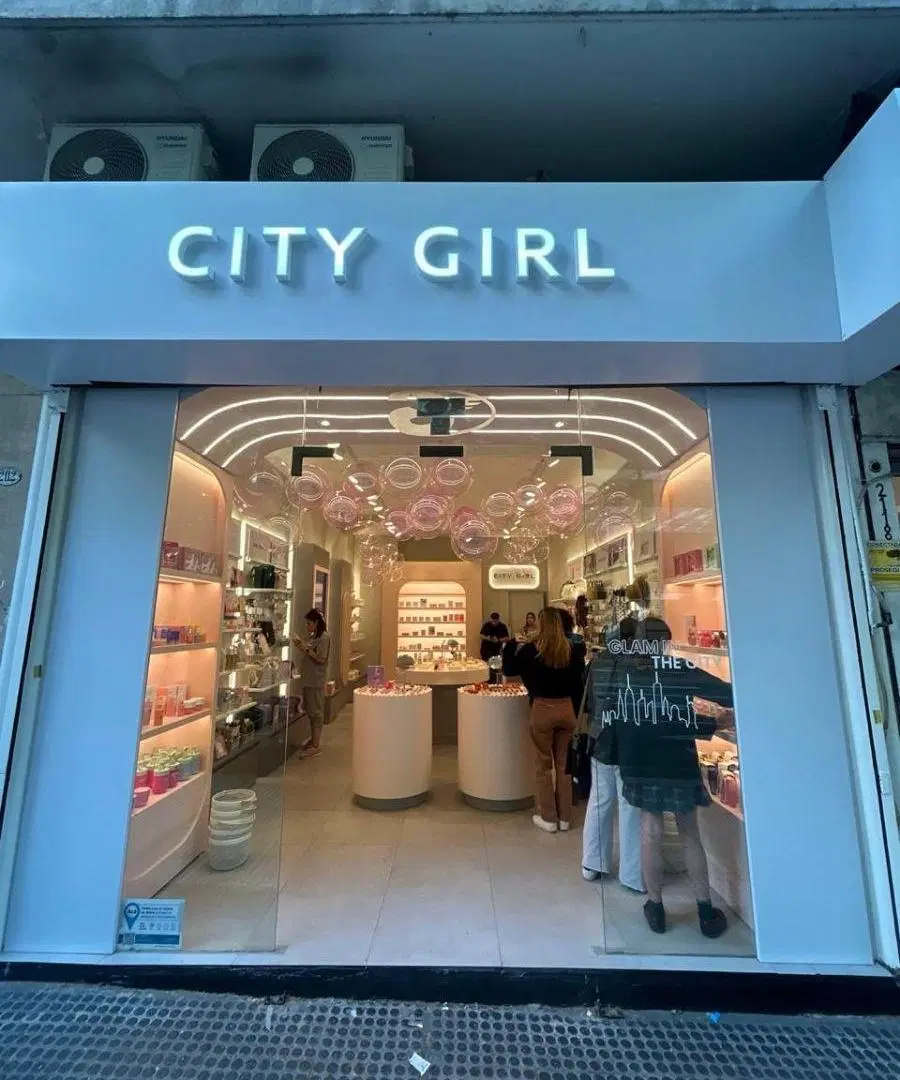 Excelente local comercial ubicado en la mejor cuadra de la Av. Santa Fe. 5