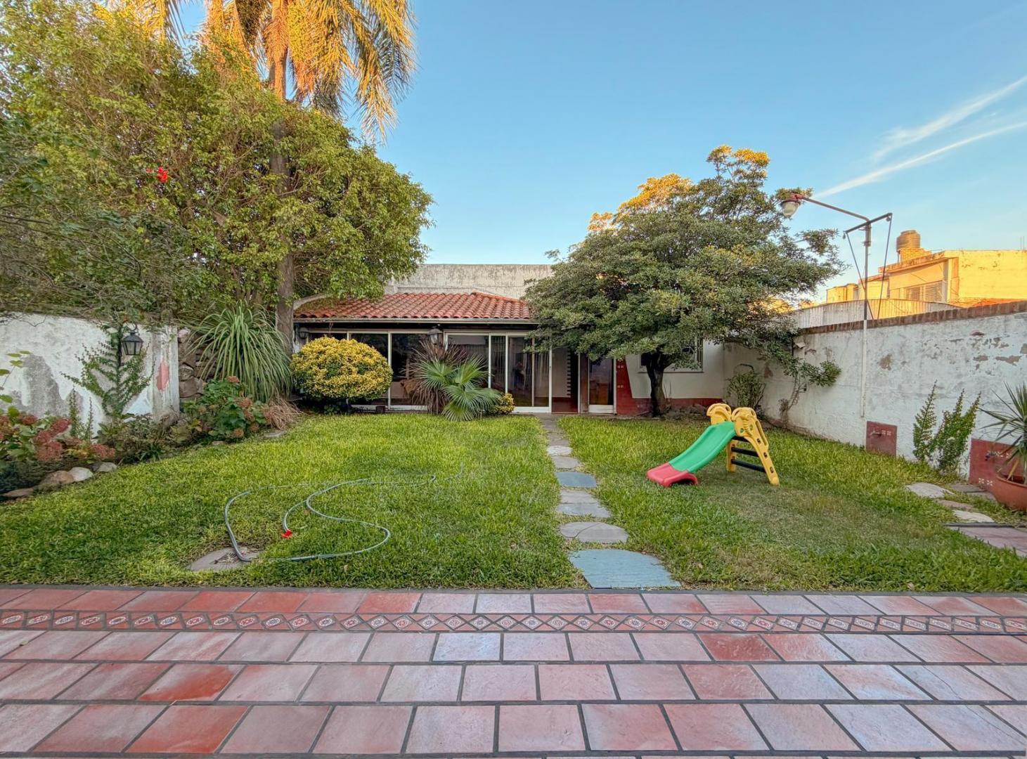 Casa en venta 3 ambientes con patio y cochera en Remedios de Escalada Lanús